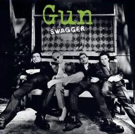 Text: "Gun SWAGGER". Vier Männer in Anzügen sitzen entspannt auf einer Bank. Retro-Design im Hintergrund.