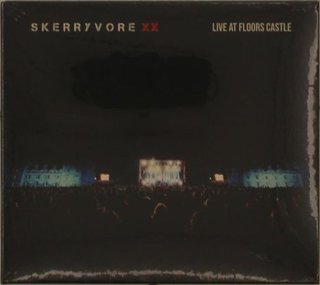 „SKERRYVORE XX“ und „LIVE AT FLOORS CASTLE“ über einer nächtlichen Bühne mit Publikum und beleuchteten Gebäuden.