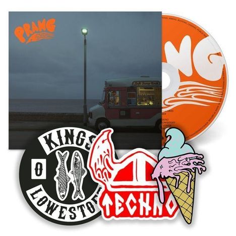 „PRANG“, „Kings of Lowestoft“, „TECHNO“. Eiswagen an der Küste, Sticker-Designs vor CDs.