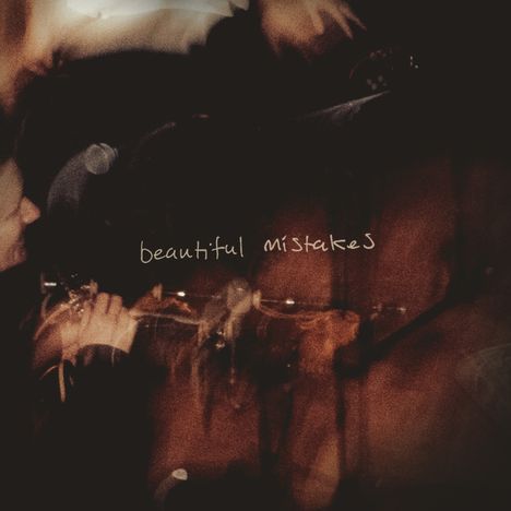 "Beautiful mistakes" steht in weißer Schrift. Unscharfe, dunkle Szene mit Personen und Musikinstrument, kunstvoll verwischt.