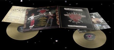 "The Dresden Dolls" auf Plattencover; Illustration von zwei Figuren, golden schimmernde Schallplatten auf schwarzem Hintergrund.