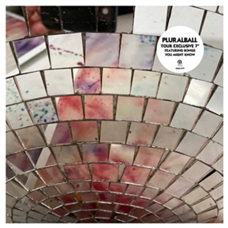 "PLURALBALL TOUR EXCLUSIVE 7" FEATURING SONGS YOU MIGHT KNOW" auf einem Mosaik-Hintergrund in Rosa- und Brauntönen.