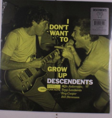 "I DON'T WANT TO GROW UP" steht in großen Buchstaben. Zwei Männer auf einer Bühne: einer singt, der andere spielt Gitarre.