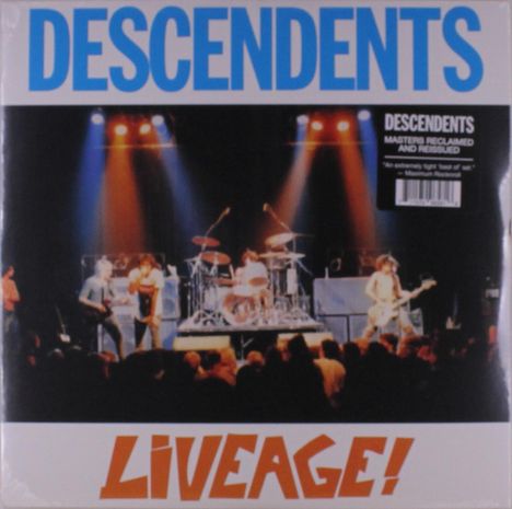 "DESCENDENTS", "LIVEAGE!" in großen Lettern. Eine Band spielt auf einer beleuchteten Bühne vor Publikum.