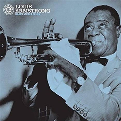 Text: "Louis Armstrong, Basin Street Blues". Ein Mann in Anzug spielt Trompete, lächelt, elegantes Auftreten.