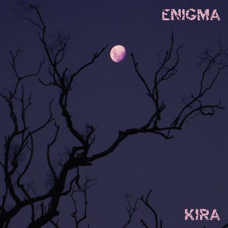 Oben steht "ENIGMA", unten "KIRA". Mond und schwarze Baumzweige vor dunklem Himmel.