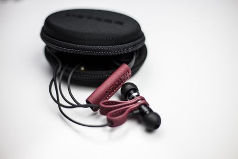 Meters Magnetic In-Ear Audio Monitore mit roter Lederschlaufe, mit Mikrofon im Kabel, Zubehör