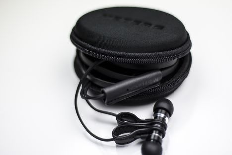 Meters Magnetic In-Ear Audio Monitore mit schwarzer Lederschlaufe, mit Mikrofon im Kabel, Zubehör