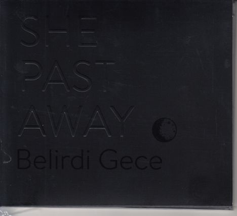 Der Text "Stay Back, Stay Away" ist in matter Schrift auf einem schwarzen, spiegelnden Hintergrund sichtbar.