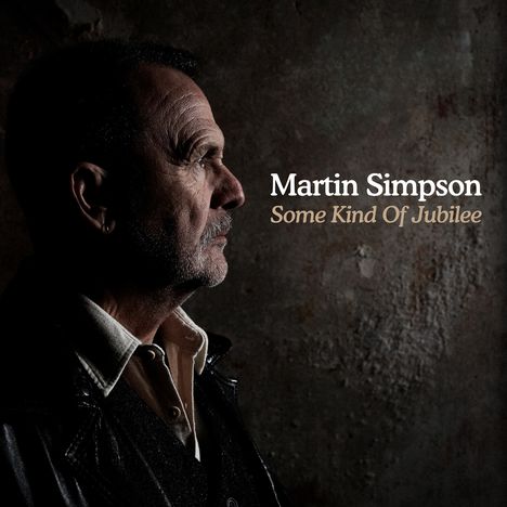 Text: "Martin Simpson, Some Kind Of Jubilee." Ein Mann im Profil, ernst, vor dunklem Hintergrund.