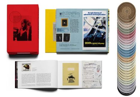 Roter Schuber, Buchseiten über "2001: a space odyssey" und "Full Metal Jacket", Sammlung von farbigen Kreisen.