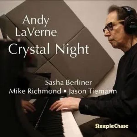"Andy LaVerne Crystal Night. Sasha Berliner, Mike Richmond, Jason Tiemann." Ein Mann spielt konzentriert Klavier.