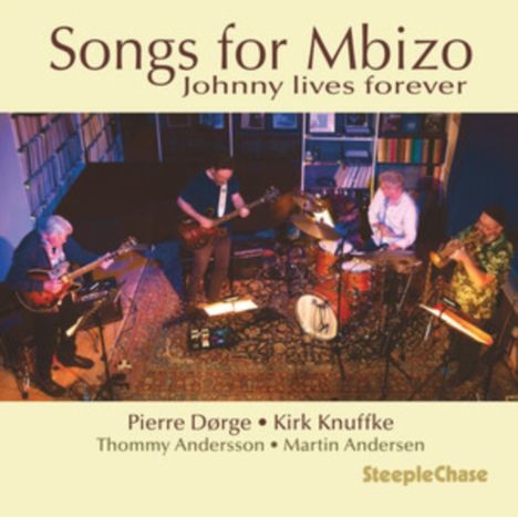 "Songs for Mbizo" und "Johnny lives forever" oben, darunter Namen von Musikern. Quartett spielt in gemütlicher Bibliothek.