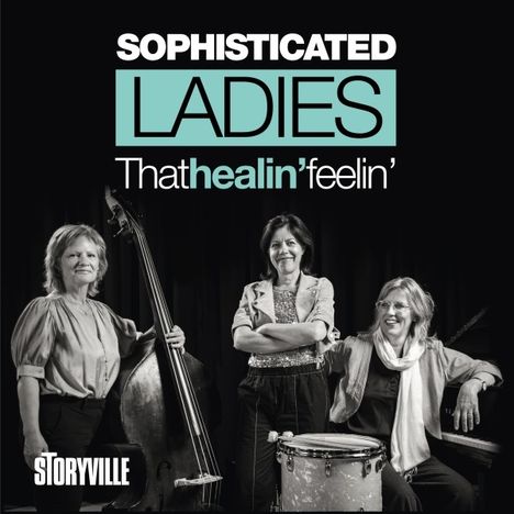 "SOPHISTICATED LADIES That healin’ feelin’ Storyville." Drei lächelnde Frauen mit Musikinstrumenten vor schwarzem Hintergrund.