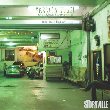 "Karsten Vogel. Late Night Ballads. Auto-Service Ort mit mehreren Fahrzeugen und Personen, die arbeiten oder warten."