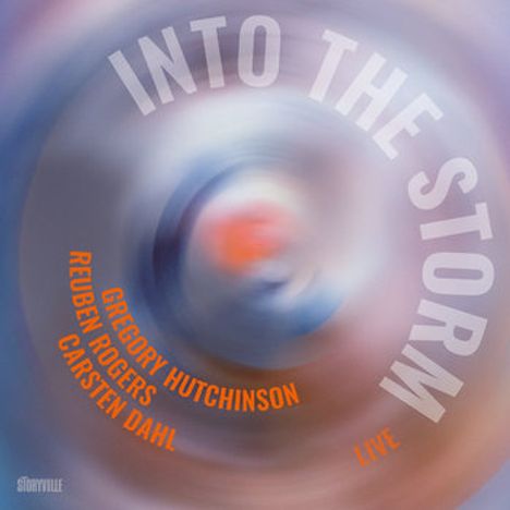 „INTO THE STORM“ steht groß, mit den Namen Gregory Hutchinson, Reuben Rogers, Carsten Dahl und „LIVE“. Verschwommener, wirbelnder Hintergrund.