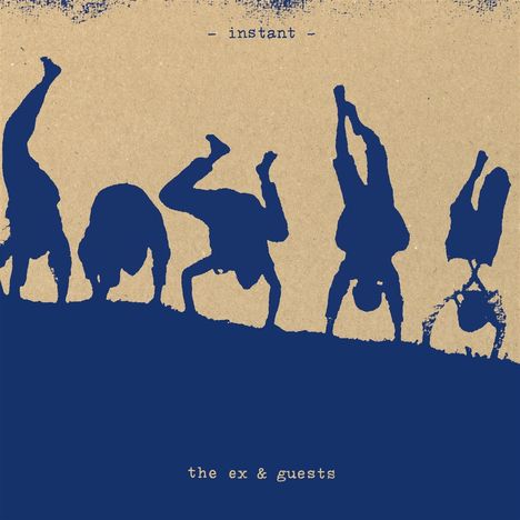 Text: "- instant - the ex & guests". Blaue Silhouetten von Personen, die Handstände auf beigem Hintergrund machen.