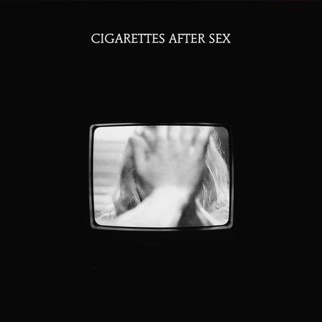 Text: "CIGARETTES AFTER SEX". Darunter ein Schwarz-Weiß-Fernsehbild mit einer Hand, die ein Gesicht verdeckt.