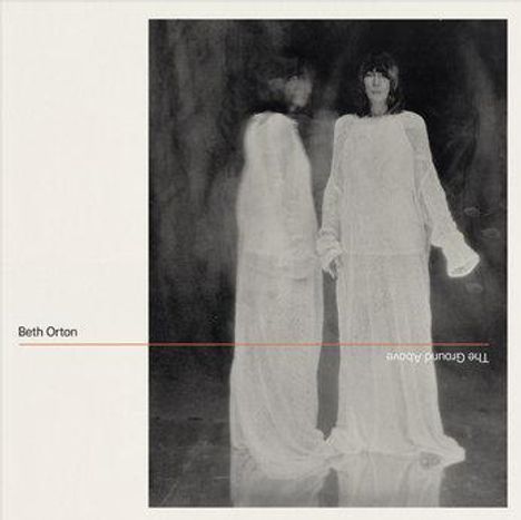 Text: "Beth Orton", "The Ground Above". Schwarz-weißes Bild einer Person in einem langen Kleid, leicht verschwommen.