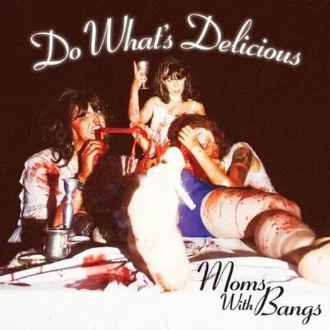 „Do What's Delicious“ und „Moms With Bangs“. Drei blutverschmierte Frauen in verschwommener, chaotischer Szene.