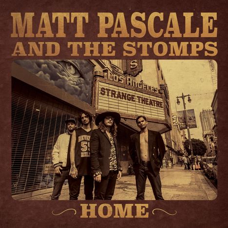 „MATT PASCALE AND THE STOMPS HOME“ steht in großer Schrift. Vier Männer posieren vor einem Straßenschild. Retro-Stil.