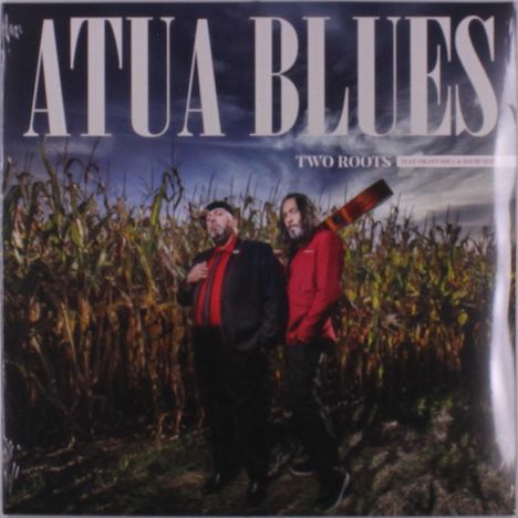 „ATUA BLUES“ und „TWO ROOTS“ in großen Buchstaben. Zwei Männer stehen auf einem Feld, einer mit einer Gitarre.