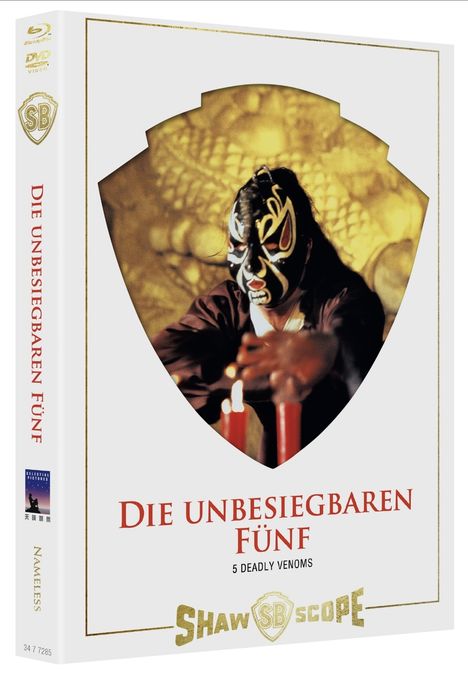 „Die Unbesiegbaren Fünf“ in Rot, darunter „5 Deadly Venoms“. Ein maskierter Krieger hält Kerzen in einem goldenen Rahmen.