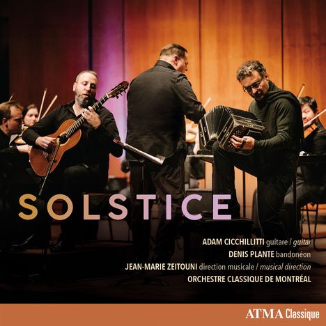 "Solstice" in großen Buchstaben. Musiker mit Gitarren und Bandoneon, Orchester im Hintergrund. Warmes Licht, Konzertatmosphäre.