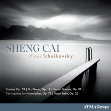 "SHENG CAI Plays Tchaikovsky. Dumka, Op. 59... Swan Lake, Op. 20. Schwarz-weißes Bild eines Stegs am Wasser."