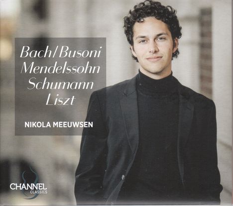 Bach Busoni, Mendelssohn, Schumann, Liszt, Nikola Meeuwsen. Ein Mann in schwarzem Rollkragenpullover und Sakko lächelt.