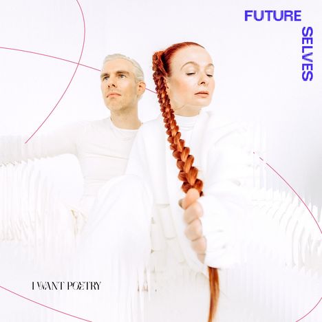 "FUTURE SELVES" rechts oben, "I WANT POETRY" unten links. Zwei Personen in Weiß, eine mit rotem geflochtenem Zopf.