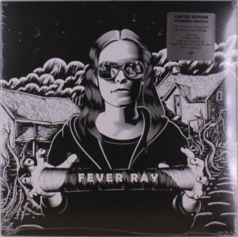 Ein schwarz-weißes Cover mit "Fever Ray". Eine Person mit Brille hält einen Stab, im Hintergrund sind Häuser.
