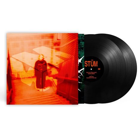 Der Text "STÜM" erscheint auf einer Schallplatte. Rotes, verschwommenes Foto von Person in Treppenhaus. Zwei schwarze Vinylplatten.