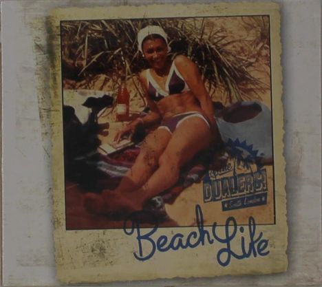 "Beach Life" steht in geschwungener Schrift. Eine Frau in Badebekleidung liegt am Strand auf einer Decke mit Getränk.