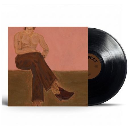 Text: „QUEST“
Gemälde einer sitzenden Figur mit tätowierten Armen, Vinyl daneben.