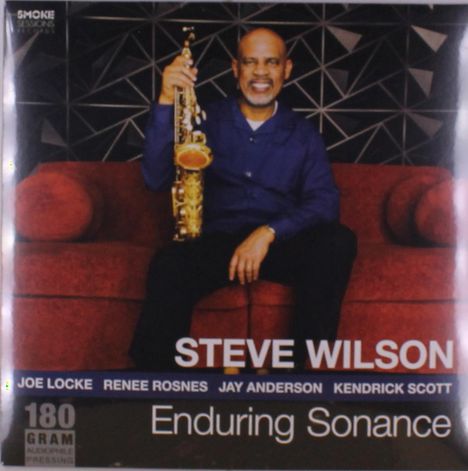 STEVE WILSON, Enduring Sonance, mit Joe Locke, Renee Rosnes, Jay Anderson und Kendrick Scott. Mann mit Saxophon auf rotem Sofa.