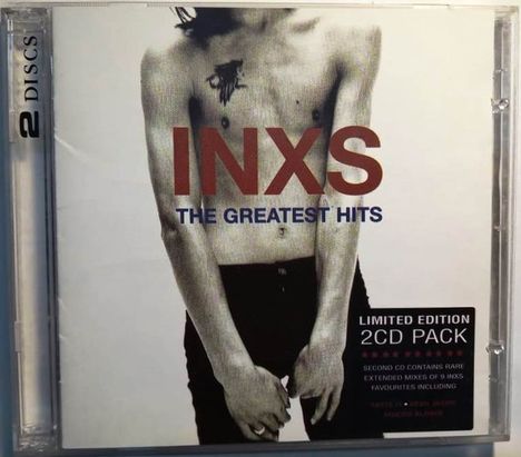 "INXS The Greatest Hits" in roter und blauer Schrift. Schwarz-weiß Foto eines nackten Oberkörpers mit gefalteten Händen.