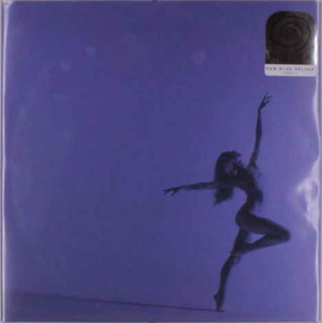 „RAW BLUE DELUXE“ steht in einem Quadrat. Silhouette einer tanzenden Person auf blauem Hintergrund.