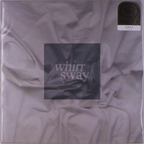Text "whirr sway" auf einem quadratischen, dunklen Feld, umgeben von zerknittertem grauem Stoff. Oben rechts befindet sich ein Logo.