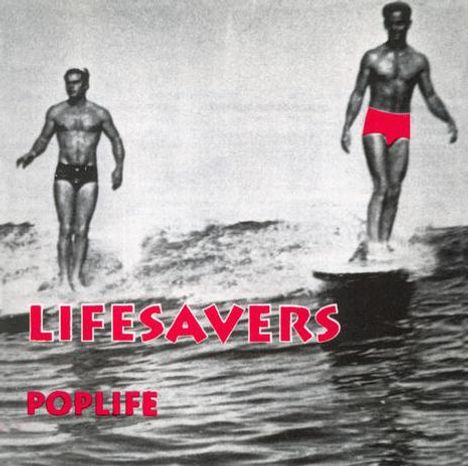 Texte: "LIFESAVERS" und "POPLIFE". Zwei muskulöse Männer surfen nebeneinander.