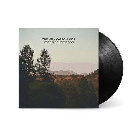 "THE MILK CARTON KIDS, LOST CAUSE LOVER FOOL" Albumcover, idyllische Landschaft mit Hügeln und Bäumen.