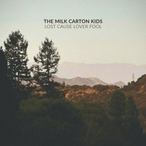 Der Text "THE MILK CARTON KIDS LOST CAUSE LOVER FOOL" steht über einer hügeligen Landschaft mit Bäumen im Vordergrund.