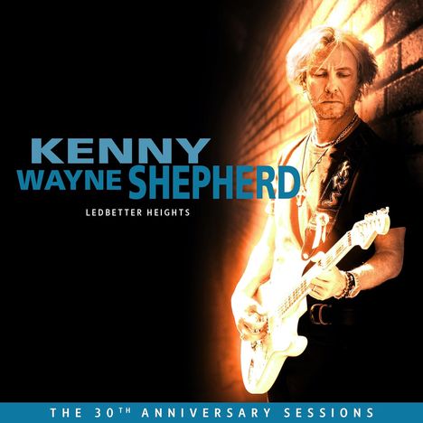 "Kenny Wayne Shepherd. Ledbetter Heights. The 30th Anniversary Sessions." Ein Mann steht mit Gitarre vor einer Backsteinwand.