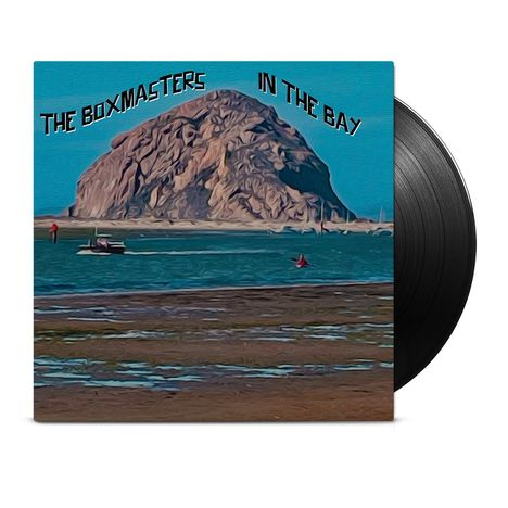 "The Boxmasters In The Bay" steht in geschwungenem Text. Davor eine Illustration eines Felsens im Meer mit Booten.