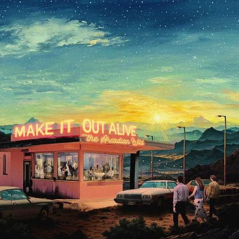 "MAKE IT OUT ALIVE" leuchtet auf einem Diner mit Retro-Autos im Vordergrund; Sonnenuntergang hinter Bergen im Hintergrund.