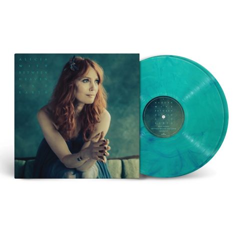 Text: "Alicia Witt Between Heaven and Earth". Frau mit rotem Haar, seitlich sitzend, auf einem Plattencover. Mintgrüne Vinylplatte.