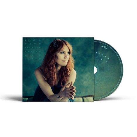 Text: ALICIA WITT BETWEEN HEAVEN AND EARTH. Eine Frau mit roten Haaren sitzt nachdenklich, CD daneben.