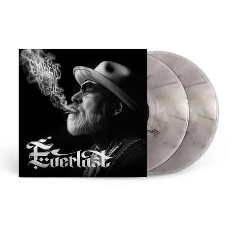 "Embers to Ashes", "Everlast". Ein Mann mit Hut und Sonnenbrille raucht, daneben zwei Vinyl-Schallplatten.