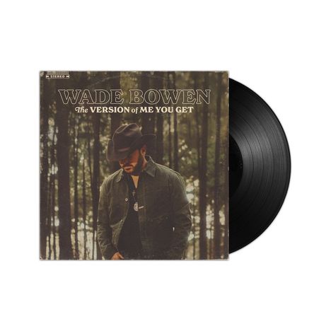 "Wade Bowen: The Version of Me You Get" steht auf einem Plattencover. Ein Mann mit Hut blickt nach unten im Wald.