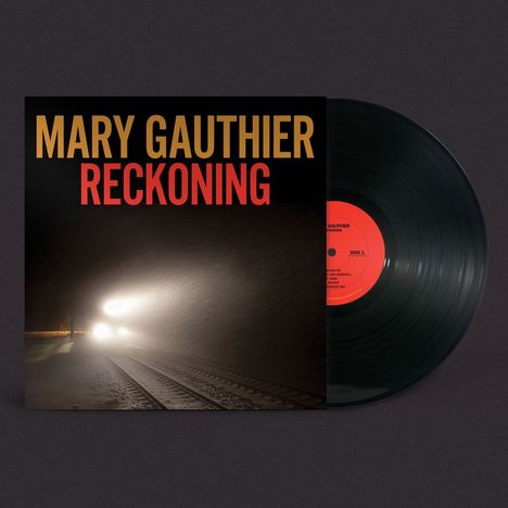 Text: "Mary Gauthier Reckoning". Eine Vinyl-Schallplatte mit Albumcover, auf dem ein Zug im Lichtkegel zu sehen ist.